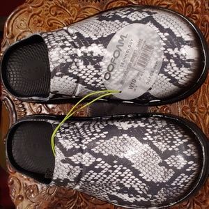 OOFOS OOCLOOG shoe, W10, black/white snake print
